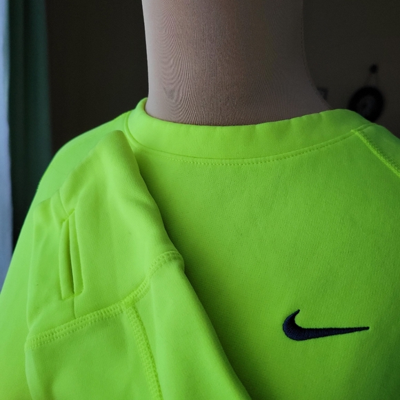 Nike Therma-Fit Crew Neck Kangaroo Pocket Top Womens Medium Neon Yellow - Picture 13 of 13